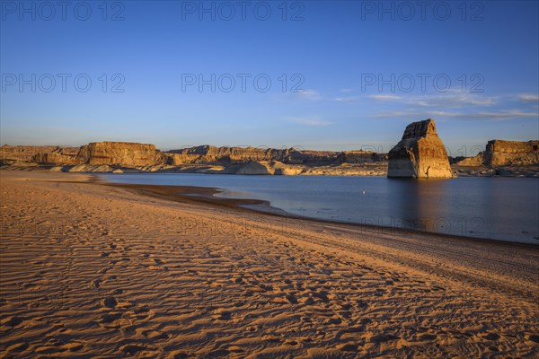 Morning sun at the sandy beach of Lone Rock Beach at Lake Powell