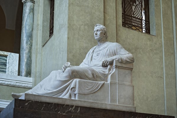 Marble figure of King Ludwig I in the Lichthof of the LMU