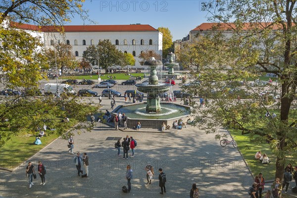 The Geschwister-Scholl-Platz with its fountain