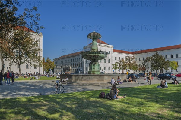 The Geschwister-Scholl-Platz with its fountain