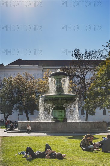 The Geschwister-Scholl-Platz with its fountain