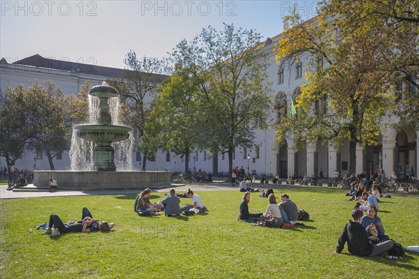 The Geschwister-Scholl-Platz with its fountain