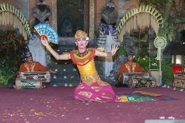 Legong dance performed by Bina Remaja troupe