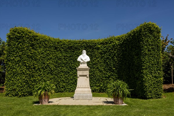 Leonardo-da-Vinci memorial in the garden of the Chateau d'Amboise