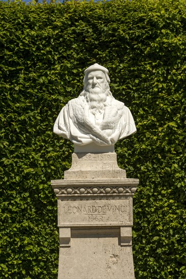 Leonardo-da-Vinci statue in the garden of the Chateau d'Amboise