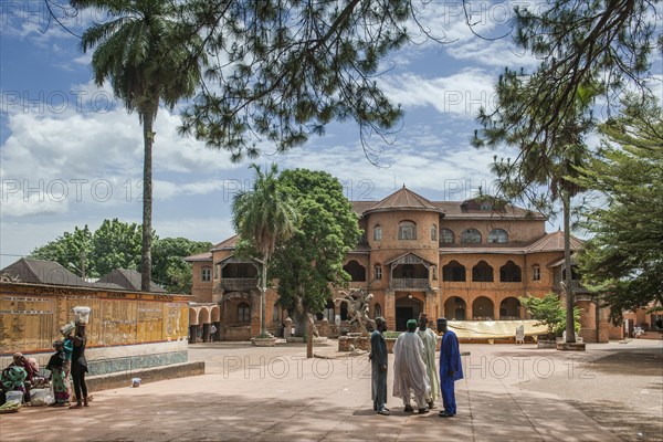 Locals outside Sultan Palace