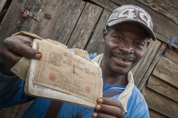 Man holding German bank note