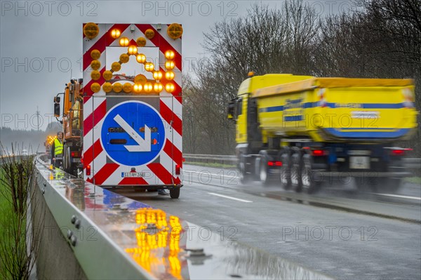 Warning for lane change on a vehicle of the motorway maintenance authorities on the motorway A4 during rain