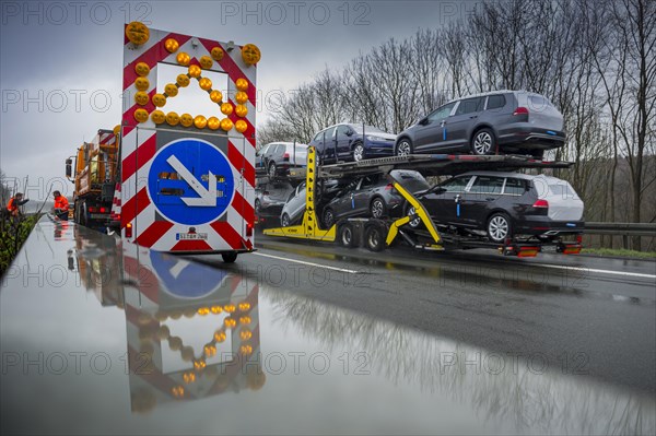 Warning for lane change on a vehicle of the motorway maintenance authorities on the motorway A4 during rain