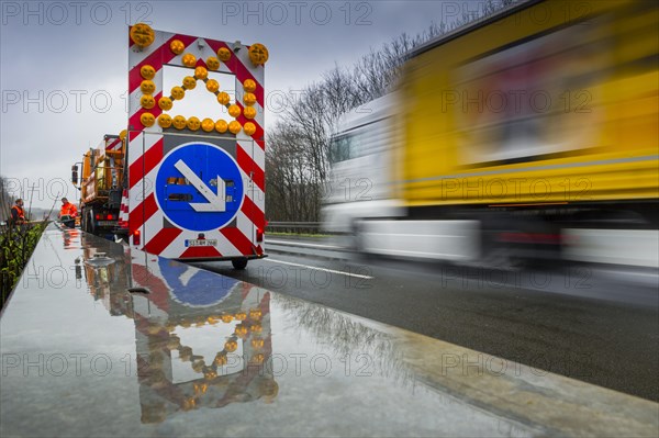 Warning for lane change on a vehicle of the motorway maintenance authorities on the motorway A4 during rain