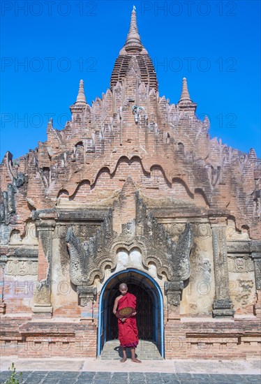 Novice monk in front of Shwe Leik Too Pagode