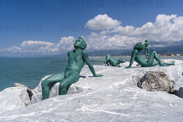 Statues of Libero Maggini on pier