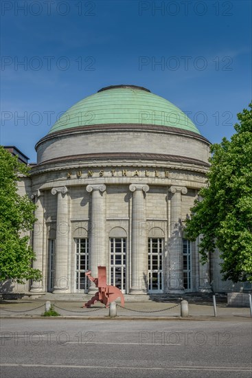 Kunsthalle Hamburg with sculpture