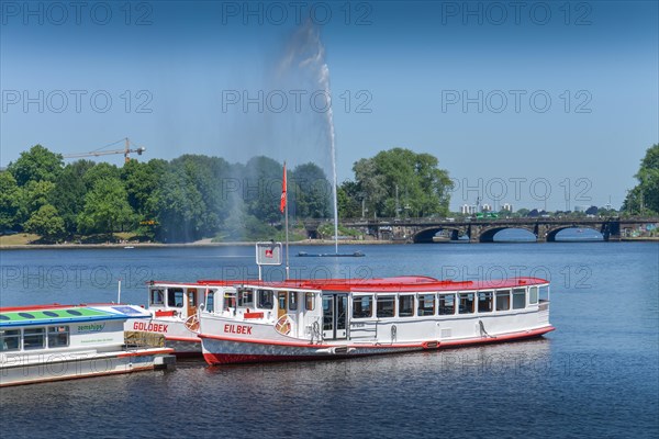 Excursion steamer at Jungfernstieg