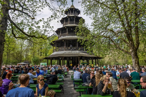 Many visitors in the beer garden