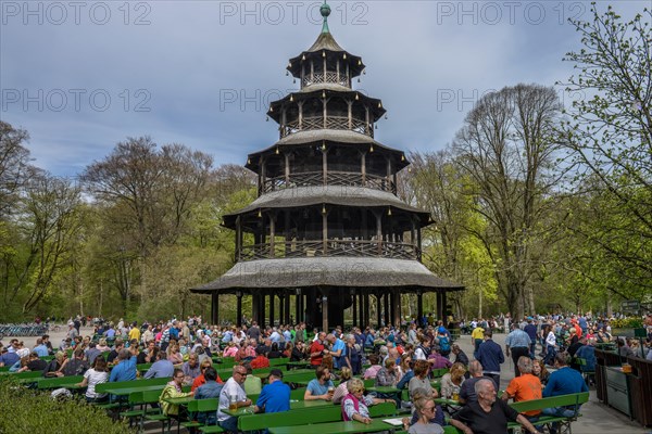 Many visitors in the beer garden