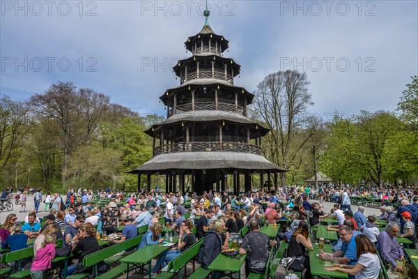 Many visitors in the beer garden