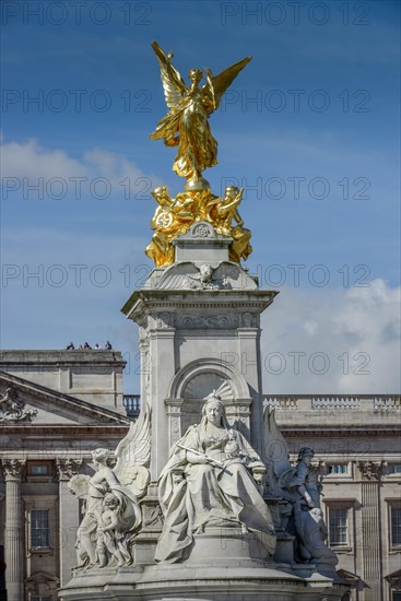 Queen Victoria Memorial in front of Buckingham Palace