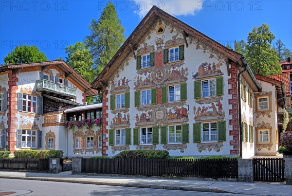 Hansel-und-Gretelhaus with typical Luftlmalerei