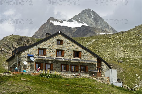 Cabane de Chanrion with summit La Ruinette