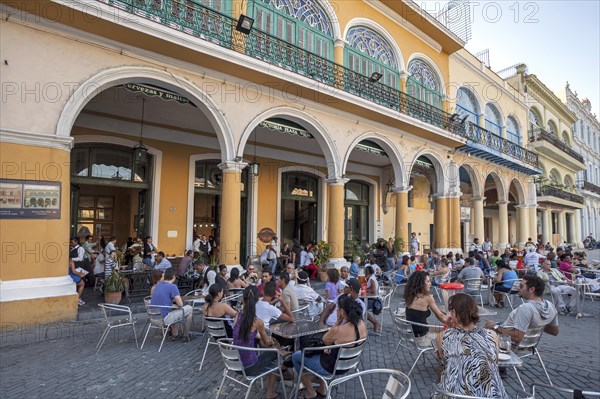 Guests sitting in front of a restaurant at the Plaza Vieja