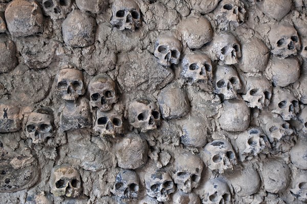 Skulls at entrance to Torture Museum