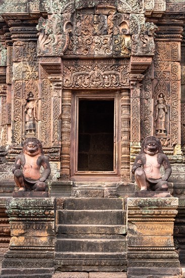 Guardian figures in Banteay Srei temple