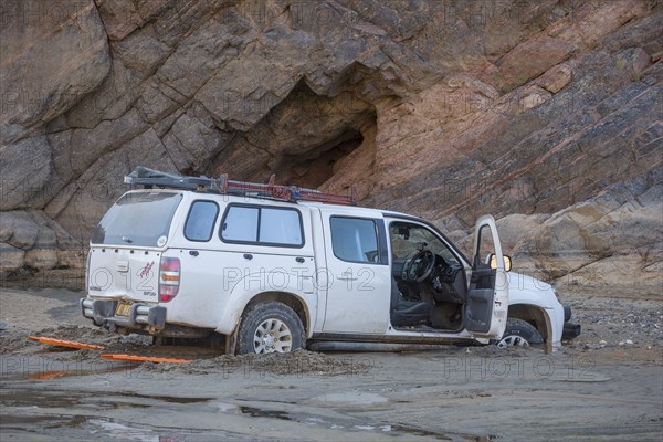 4x4 vehicle stuck in the mud