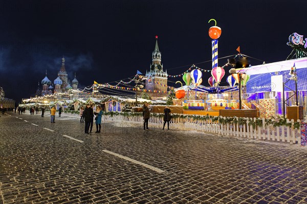 Christmas market next to the GUM ice rink