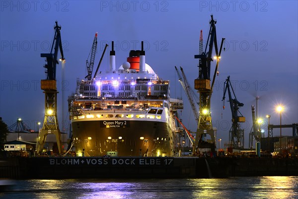 Queen Mary 2 in dry dock Elbe 17