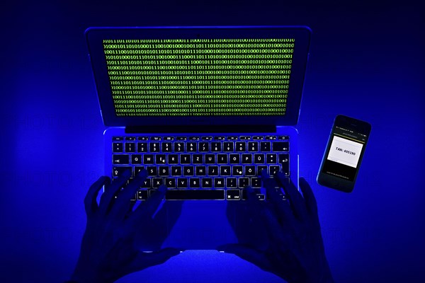 Smartphone for Push-TAN input next to computer keyboard