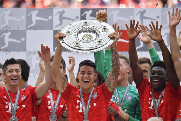 James Rodriguez FC Bayern Munich (centre)