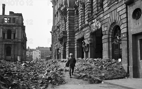 Man walks over Karl-Legien-Platz