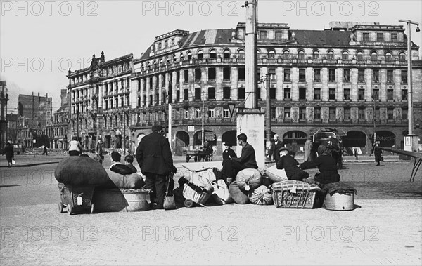 Refugees in front of the Hotel Astoria