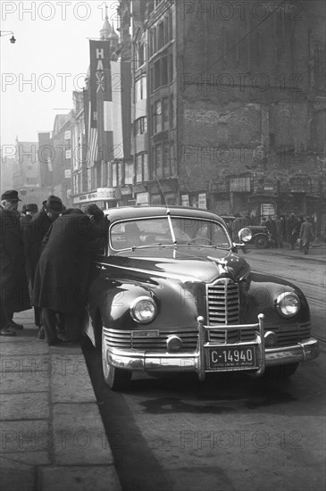 American guests at Leipziger Messe looking into a car