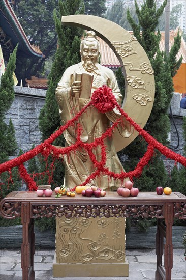 Golden statue of Yuelao