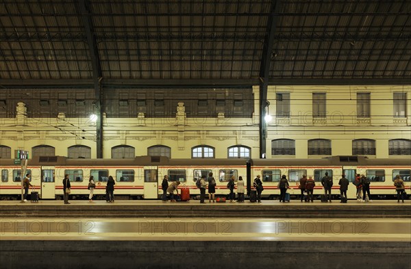 Platform with passengers