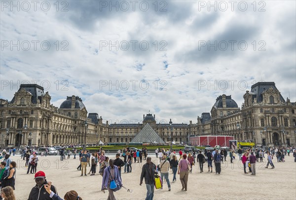 Crowd in front of the Palais du Louvre
