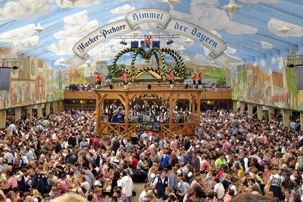 Many Wies'n visitors in the Hacker-Pschorr beer tent