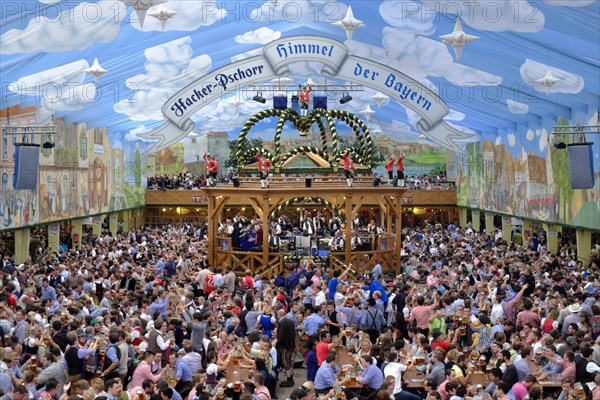 Many Wies'n visitors in the Hacker-Pschorr beer tent