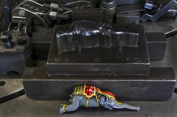 Squeezing machine from the 1950s with mold for the production of tin toys