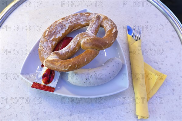 Weisswurst with fresh pretzel