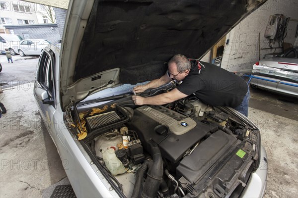 Changing the windscreen of a car in a garage for car glass