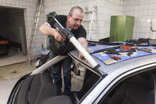 Changing the windscreen of a car in a garage for car glass