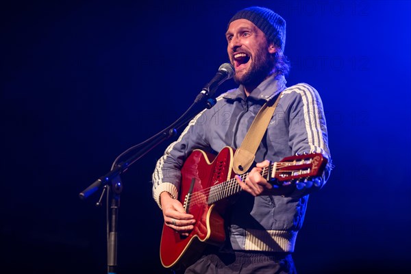 The Swiss singer and songwriter Shem Thomas live at the Schuur Lucerne