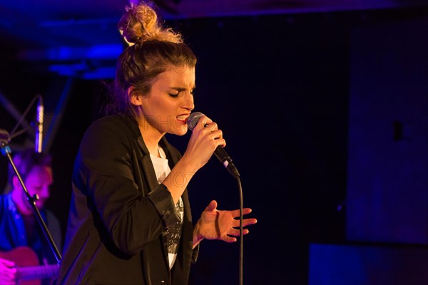 The Swiss singer and songwriter Lina Button live at the Schuur Lucerne