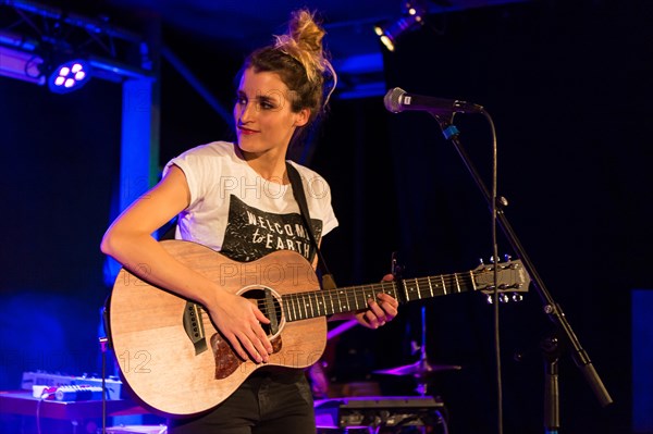 The Swiss singer and songwriter Lina Button live at the Schuur Lucerne