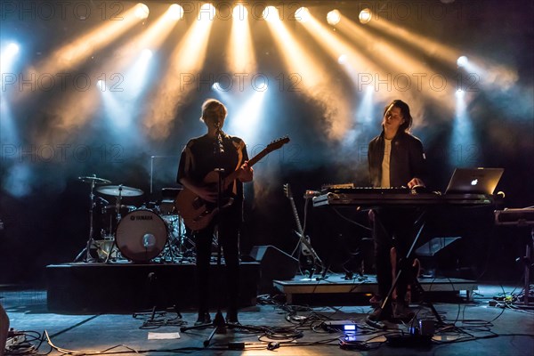 The Swiss musician duo Odd Beholder with singer Daniela Weinmann and bassist James Varghese live at Schuur Luzern