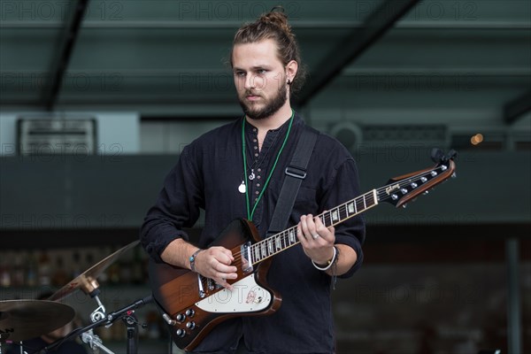 The Swiss music trio Forlorn Elm with David Friedli at the Gitrarre