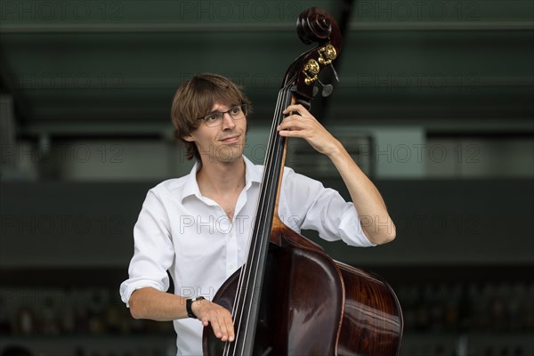 The Swiss musician duo Duo Centrepiece with Adeline Hasler